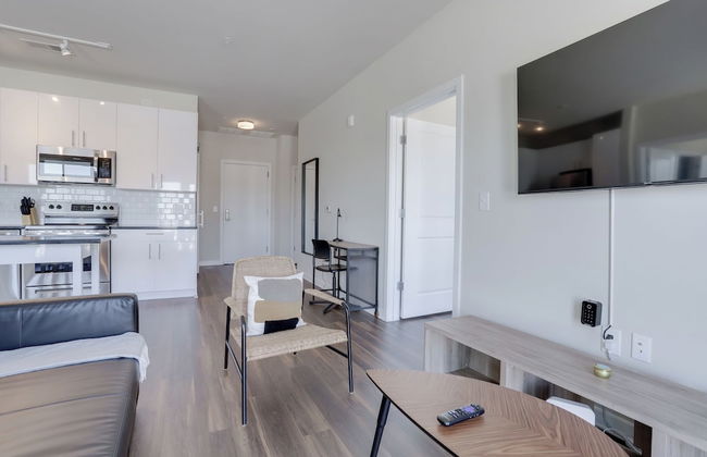 Spacious 2BR Apt with Den W Balcony - Foto 27