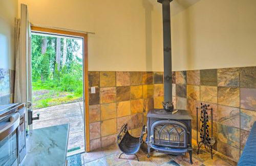 The River House with Deck, on McKenzie River! - Foto 8