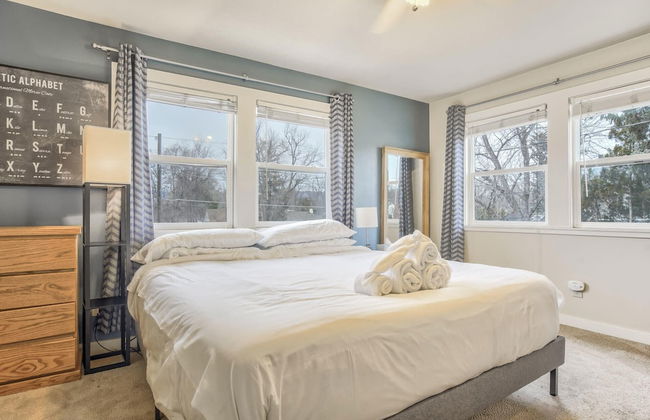 2BR Central Location Big Backyard & Dog Friendly! - Photo 2