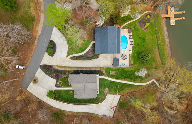 Sleeps 22, Lakefront w/ Private Dock & Pool, 2 Houses Lake Living by Avantstay - Foto 12