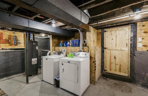 Spacious & Updated MQT Home - HotTub - Backyard - Foto 25