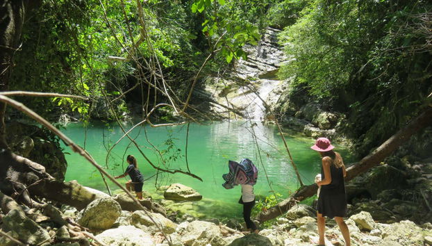 Turistas visitando las cascadas de Bohol