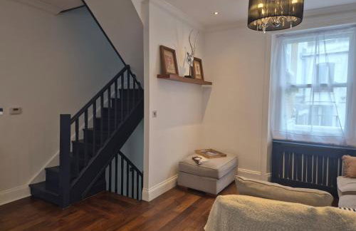 Bright 4 double bedroom victorian house - Photo 4