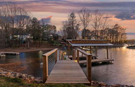 Livin' Large Lake Norman Estate w/ Pool, Dock, Game Room & Scenic Views - Foto 6