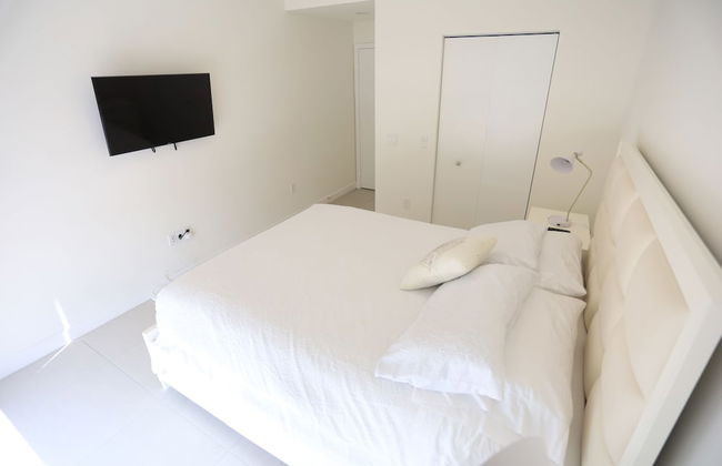 King Bed Full Service Apt - Photo 10