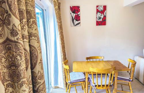 3 Bed - Sleeps 4 - Free Parking - Private Garden - Photo 4