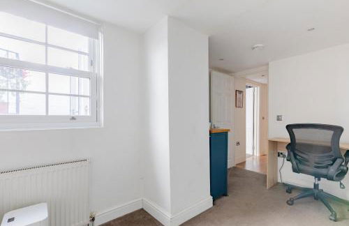 Snug 2BD Flat with Patio Heart of North London - Foto 8
