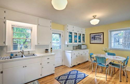 Bright Clear Lake Getaway, 4 Blocks to Downtown! - Foto 13