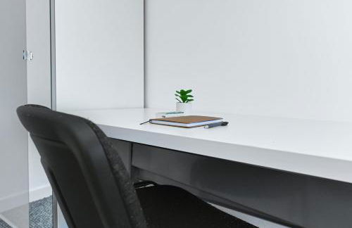 Spacious 6-Bed Home Sleeps 12, Near Highfields Park - Photo 12