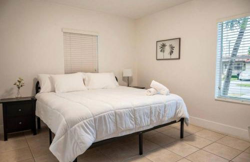 Coral Gables Home with POOL Near Airport. King beds - Foto 7