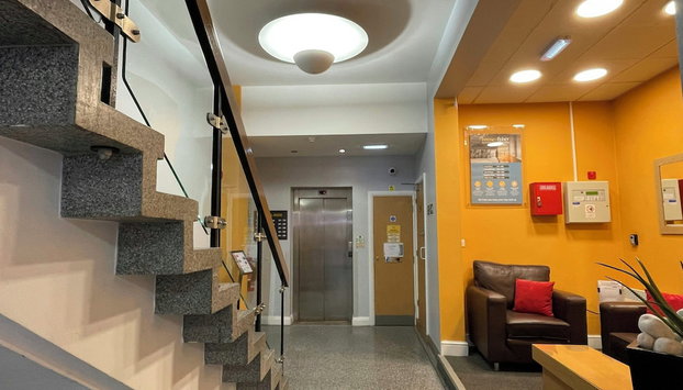 City Wall House by House of Fisher - Foto 3, Salón en el vestíbulo