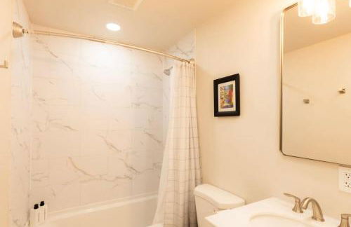 King Comfort - Bright and Modern 1BR Stay in Dunlap - Foto 24