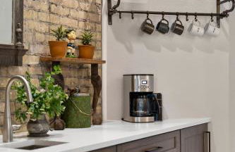 Bus Stop Sally in Historic Walker's Point MKE - Foto 25