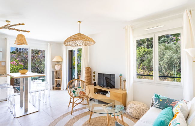 2 bedroom Apartment in Bormes-les-Mimosas with swimming pool and garden - Photo 2