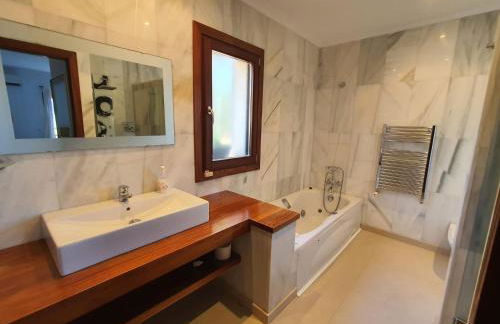 The House - Photo 26