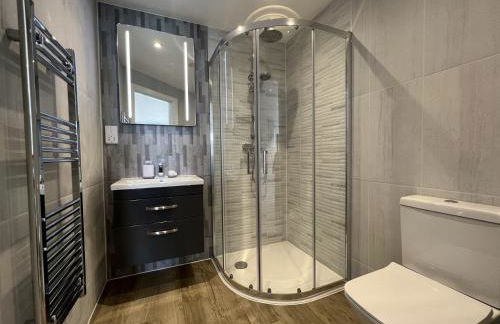 25 Breakwaters - Beach Hut is Included with this Pet Friendly Lux Apartment with Balcony, Stunning Sea Views over to Culver Cliffs & Free Parking - Photo 29