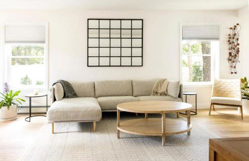 Spacious 4BR Beach Retreat, Steps to Pine Point - Foto 1