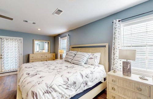 Poolside Bliss! Christian Pass Family Home with Yard - Foto 11