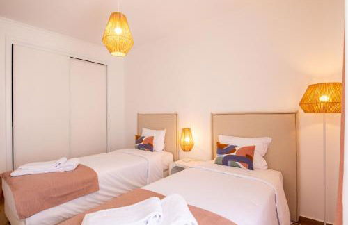 Luxuosa Villa com Piscina, Garagem e Vista Mar - Foto 15