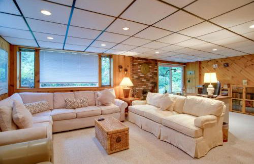 Deck and Grill, Walk to Beaches! Falmouth Retreat - Foto 36