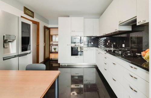 Elegant Riverfront Flat | Pool & Sports by Host Wise - Foto 29