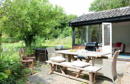 The White House with Studio - Photo 23