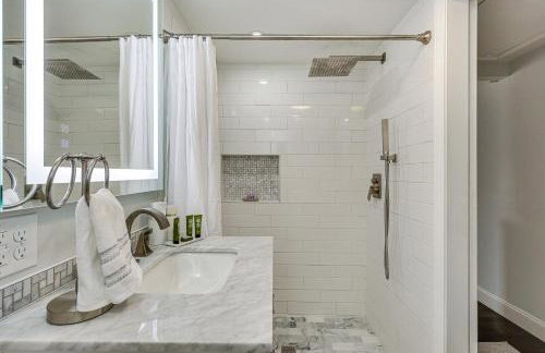 Modern Terryville Cottage with Deck and Lake View! - Foto 16