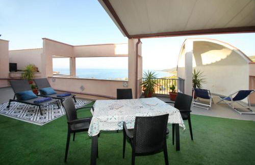 Attico vista mare con terrazza e spa riscaldata - Foto 20
