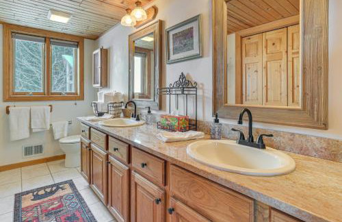 On-Site Trails and Private Beach! Lake Huron Retreat - Foto 13