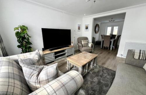 Dunmuir House 4 Bedroom 2 bathroom House & Garden in Denny - Photo 4