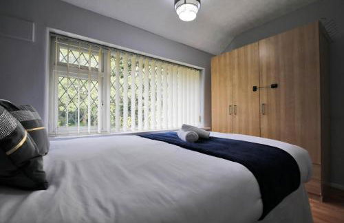 Spacious 3BR by Avalora Shortlets & Serviced Accommodations Queensway with big garden, Near train station - Foto 24