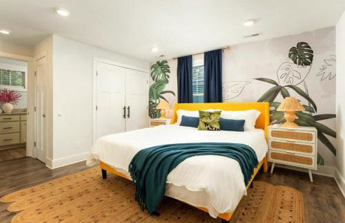 Downtown Retreat, 5BR Game Room & Pet Friendly - Photo 2