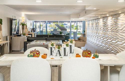 Waterfront Oasis 2BR 2BA with Pool, Gym, Balcony & Parking - Foto 32