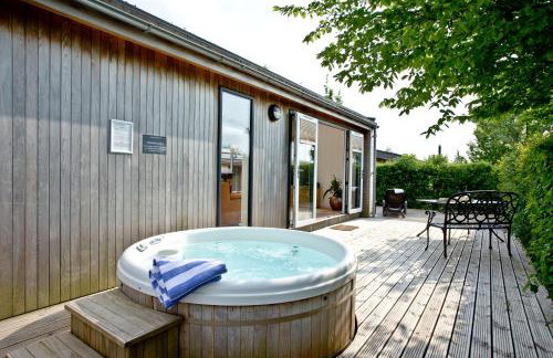 Amber Lodge, Strawberryfield Park - Hot Tub - Free WiFi & Parking - Photo 1