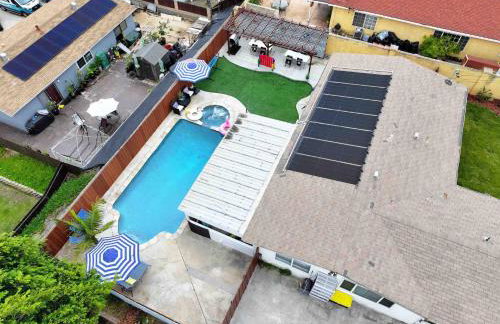 Family Retreat w/ Theater, Pool & Outdoor Dining - Foto 22