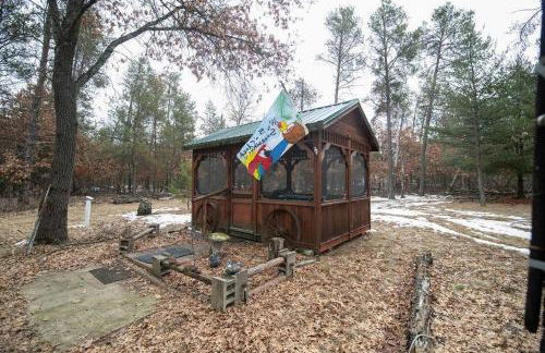 Black bear cabin with blow up hot tub - Foto 9