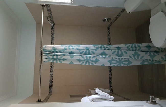 Je Suis Jamaica - 4 B R Beachfront Villa w Staff - Photo 37