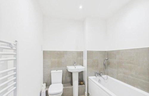 Modern 2-Bed Apartment in Longcross with Balcony & Parking - Foto 8