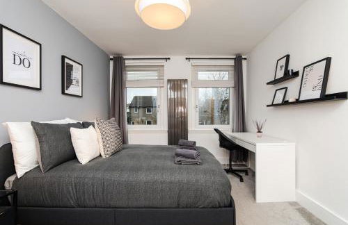 3 Bedroom House-Free Parking-by Holiday Homes - Foto 31