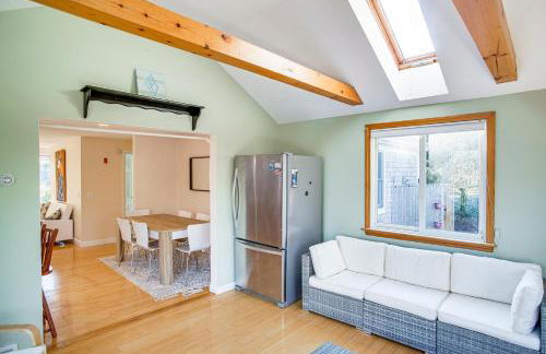 Ping-Pong and Backyard Spacious Chatham Retreat - Foto 11