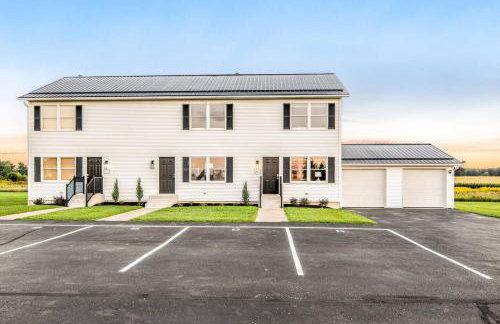 Boho Cleveland Bungalow - Sun-Drenched 2BR with Deck - Foto 3