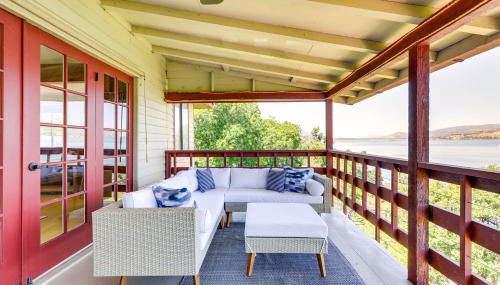 Private Hot Tub with Water Views Lower Lake Getaway - Foto 1