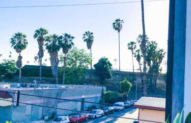 Cozy Chamber 3 BR Hollywood Townhouse - Photo 35