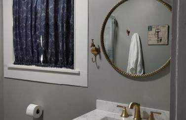 The Bluebird Guesthouse *walk to downtown* - Photo 37