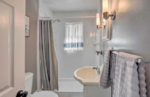 Lakefront Cottage with Fishing and Private Yard! - Foto 14