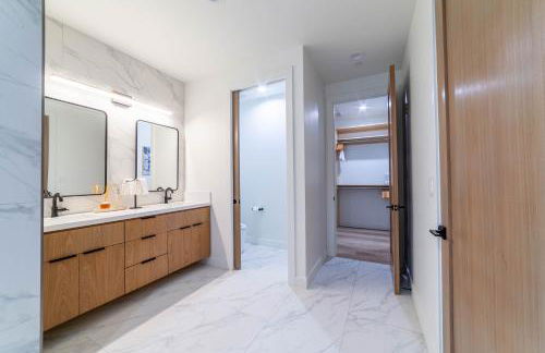 Spectacular New 4BR Townhome: Garage, Jacuzzi, BBQ - Photo 11