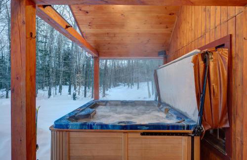 Secluded 2BR Cabin w Hot Tub, Pond, Trails, WiFi - Foto 25