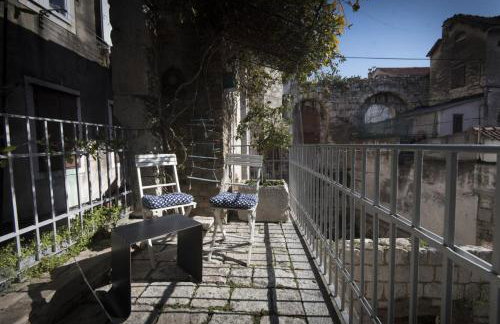 La Divine- captured by history inside Palace loft - Photo 5