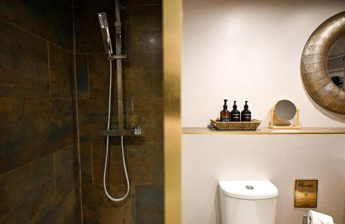 The Hideout - private luxury cabin near the sea with garden area, sea views and parking - Foto 11