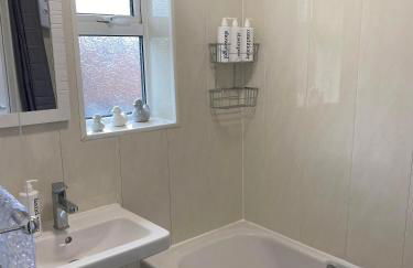 Spacious & modern 3 bed house - Foto 9